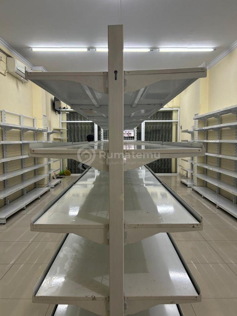 DISEWAKAN Ruko 2 Lantai dengan Lokasi yang Strategis di Harapan Indah 1, Bekasi