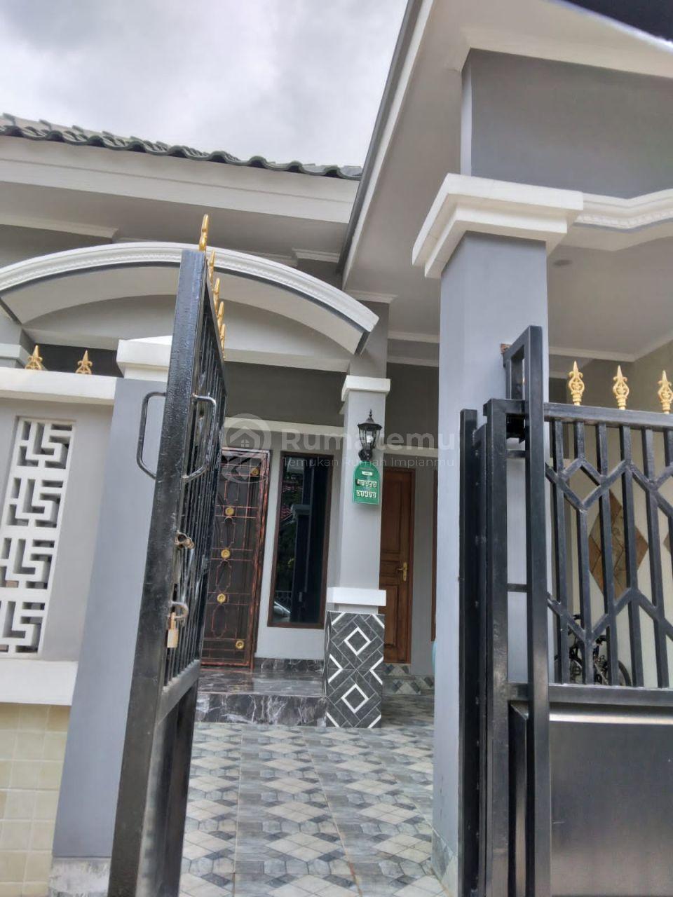  Rumah  Cantik dan baru di renovasi di Perumahan Bulevar Hijau - Kota Harapan Indah Bekasi Barat. 