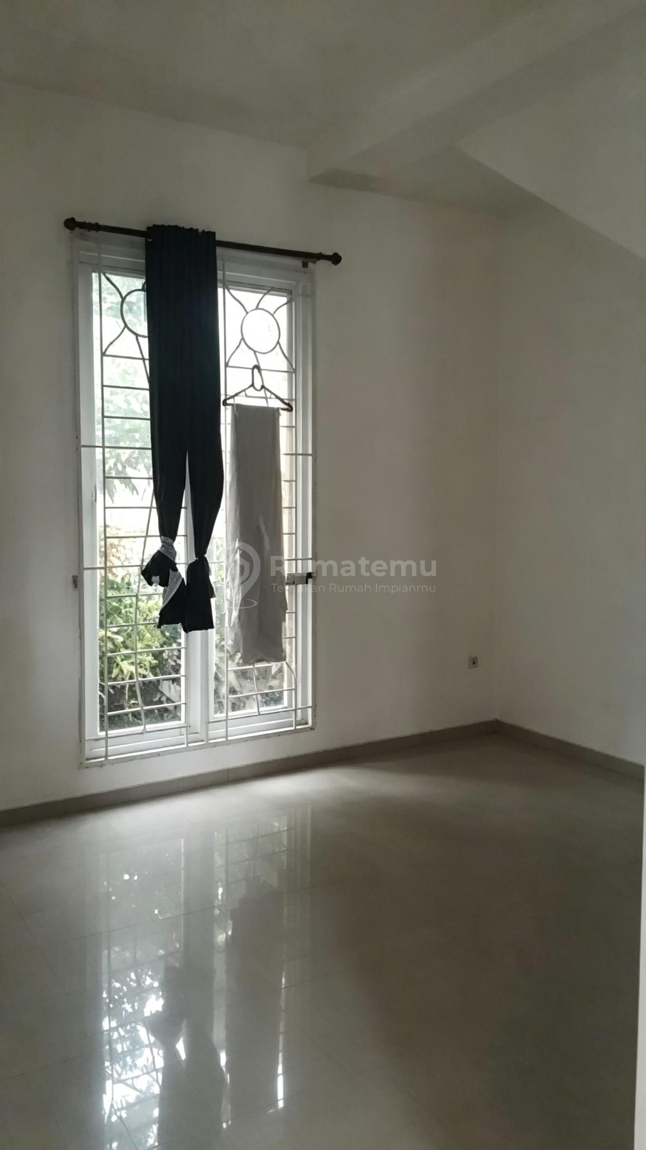 Bisa KPR, Rumah, 2 Lantai, PPJB, Dekat Tempat Ibadah, Siap Huni