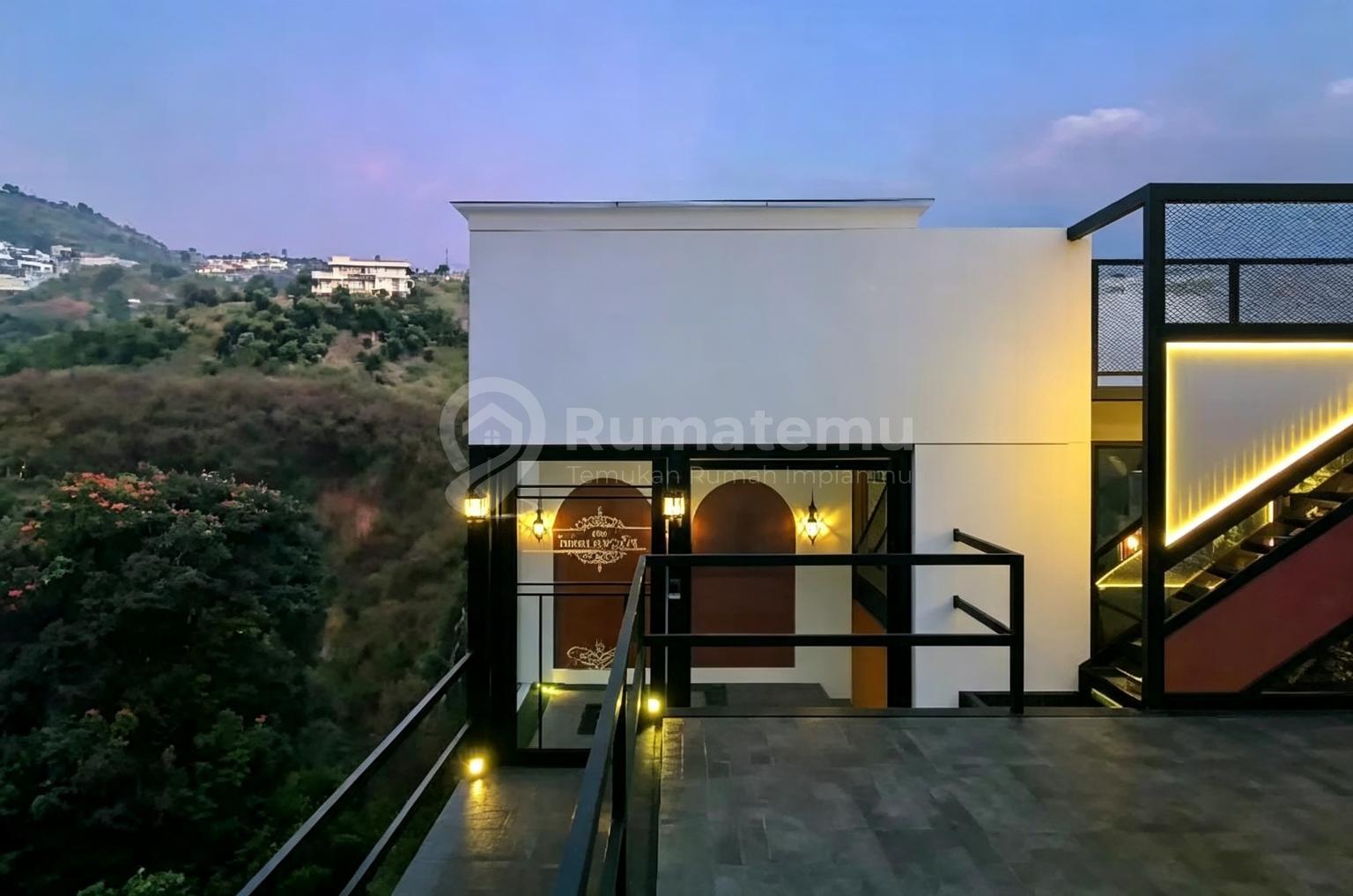 Villa Estetik dengan Infinity Pool dan Hot Tub Pribadi di Dago