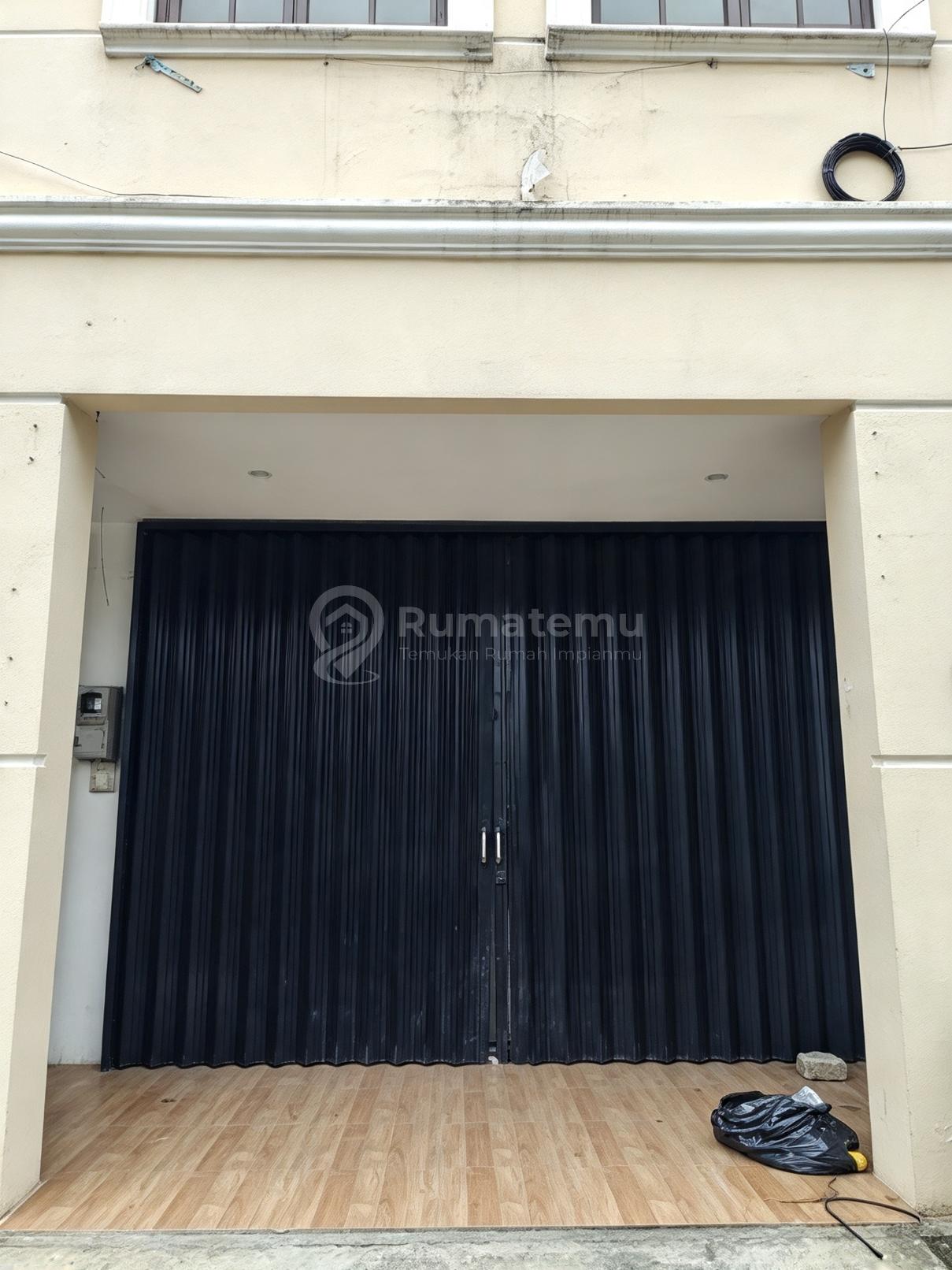 Siap Huni, Ruko, 3 Lantai, SHM, Dekat Universitas, Bebas Banjir
