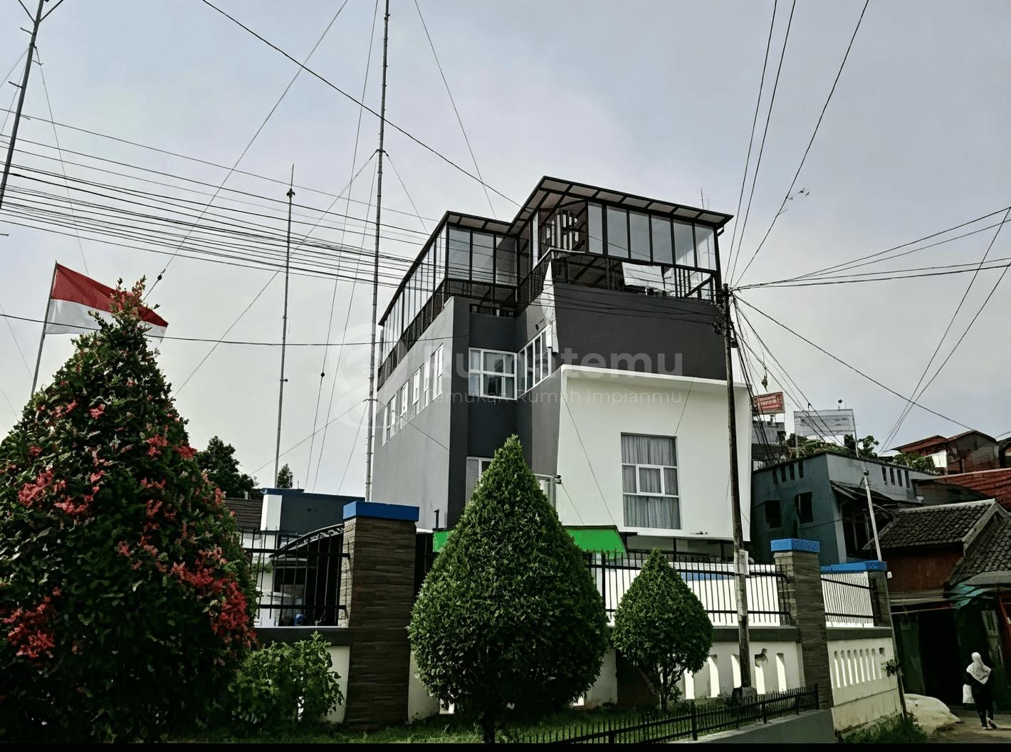 Hotel 5 Lantai Di Sukajadi Bandung Umur Bangunan Baru 4 Tahun. Bagus harga 8,5 miliar