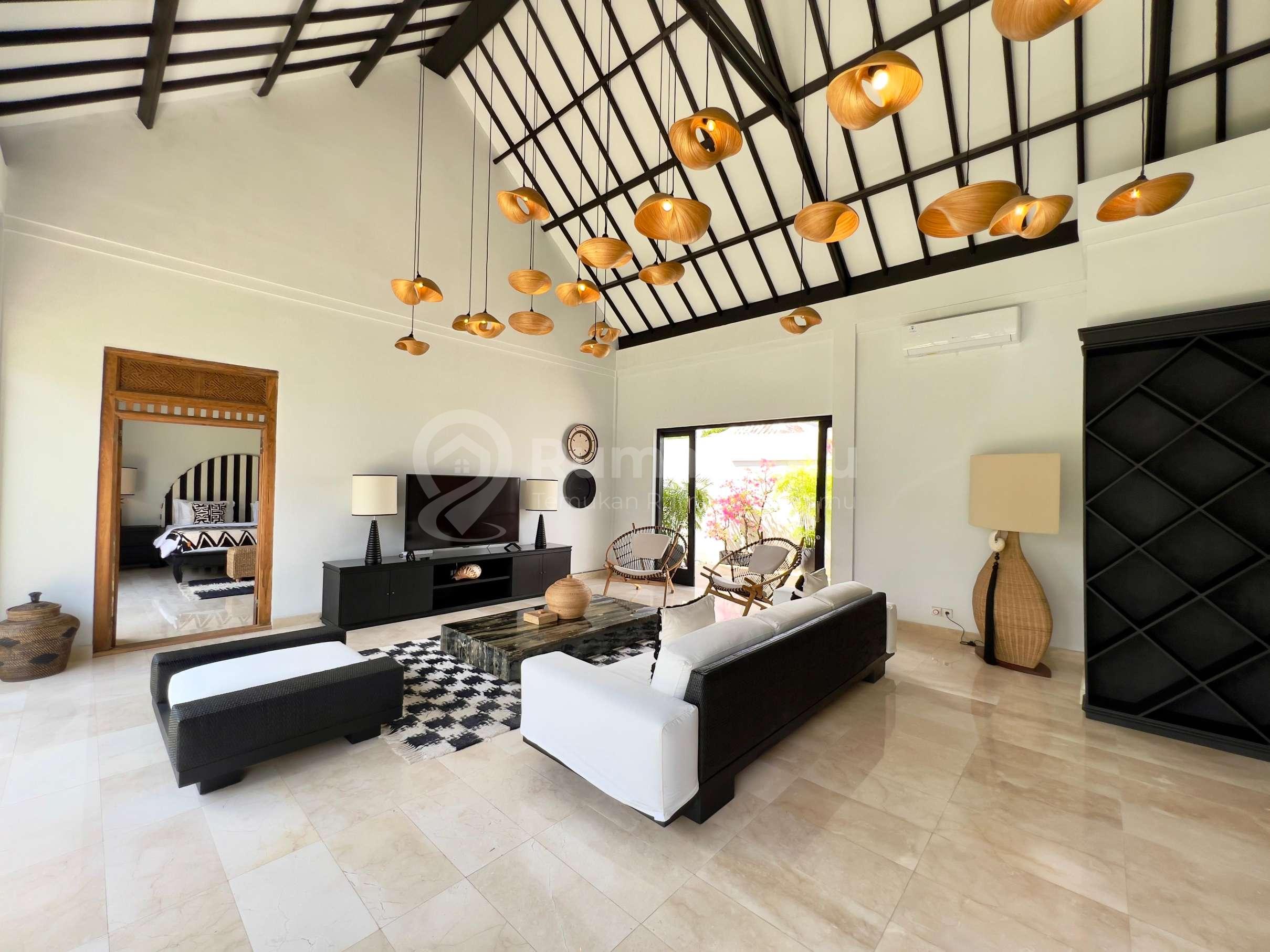  4 BEDROOMS LUXURY TROPICAL STYLE JUST 1,4 Km WALKING DISTANCE TO BATU BOLONG BEACH - CANGGU