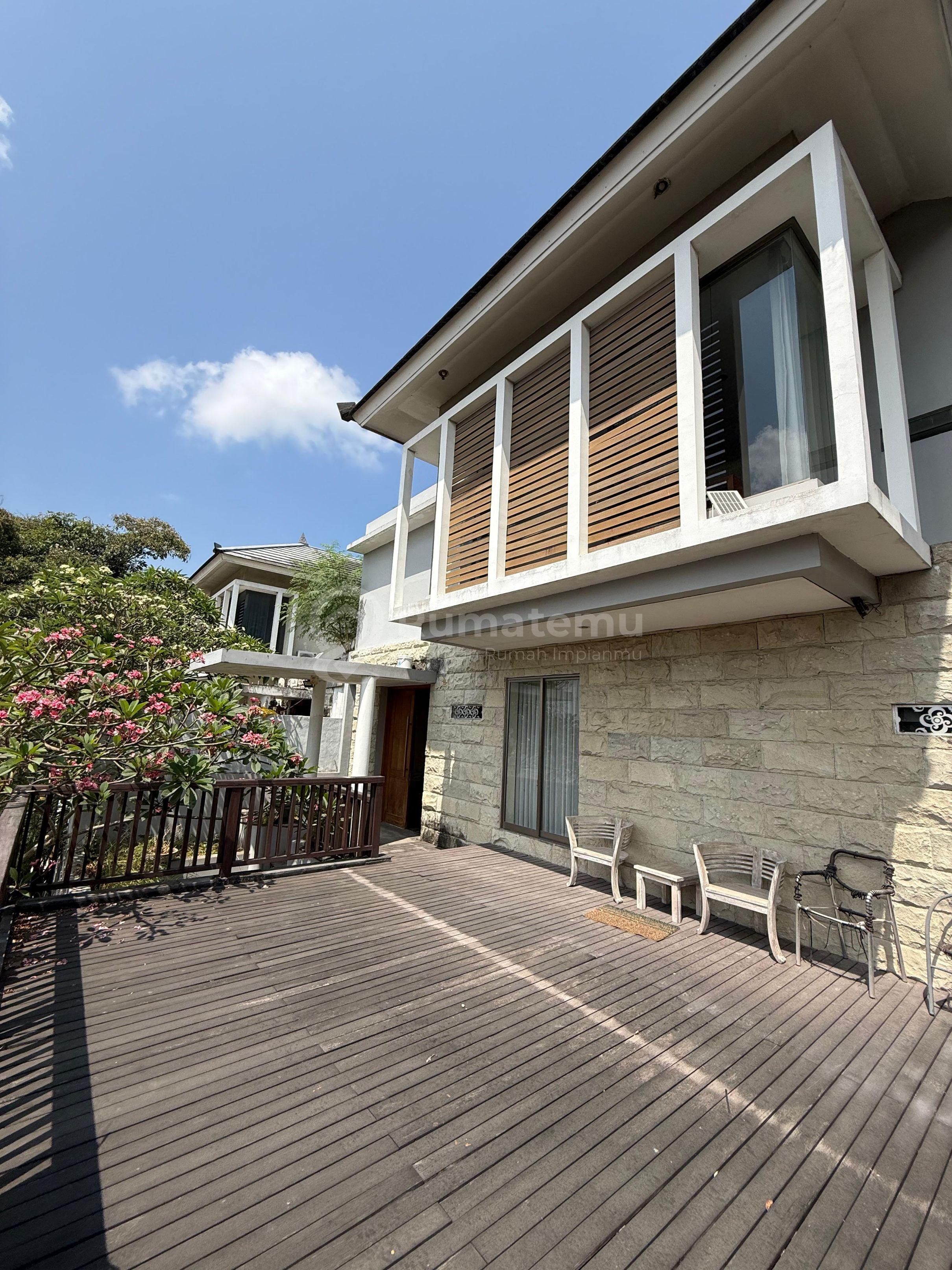 RUMAH MODERN MINIMALIS DENGAN PRIVATE POOL DI PERUMAHAN ELIT, DENPASAR
