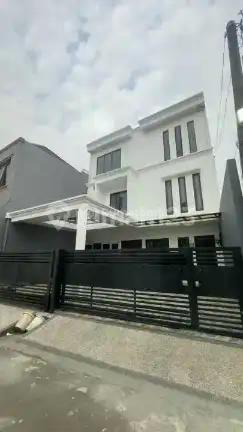 Rumah 2 Lantai Ada Kolam Renang Lokasi Nempel Bsd Bumi Puspitek