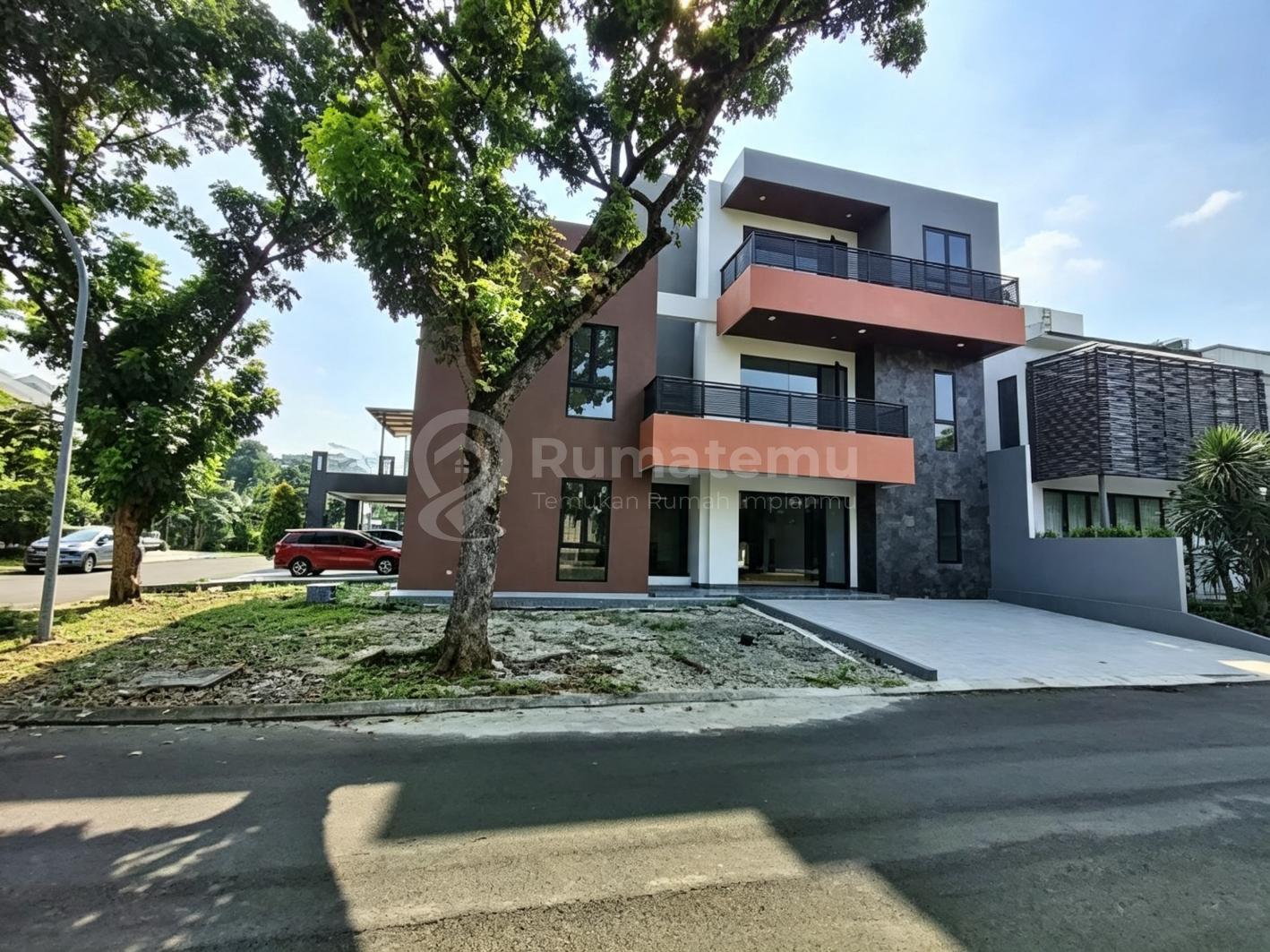 Rumah Baru 3 Lantai Semi Furnish Siap Huni View Pool Alam Sutera