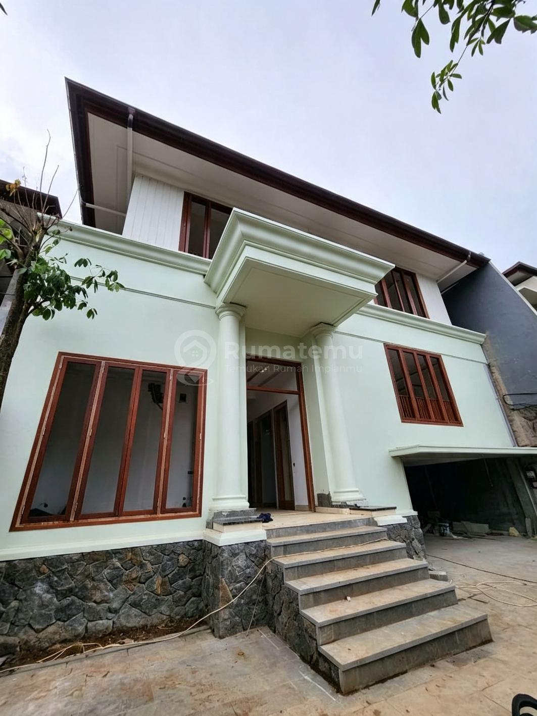 Dijual Rumah Brand New + Swimming Pool Terdapat Taman Depan Belakang di Kemang, Mampang Prapatan, Jakarta