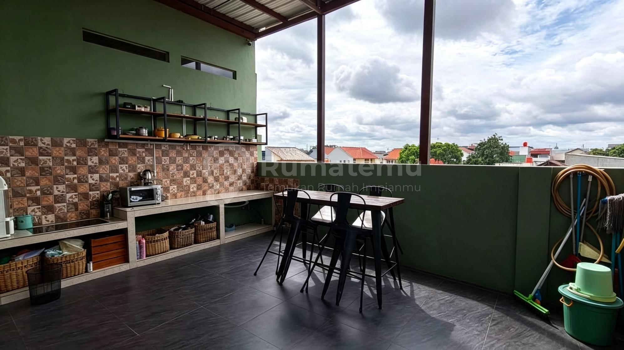 Dijual Tempat Usaha 2 ½ Lantai Lokasi Strategis di Pondok Bambu Jakarta Timur