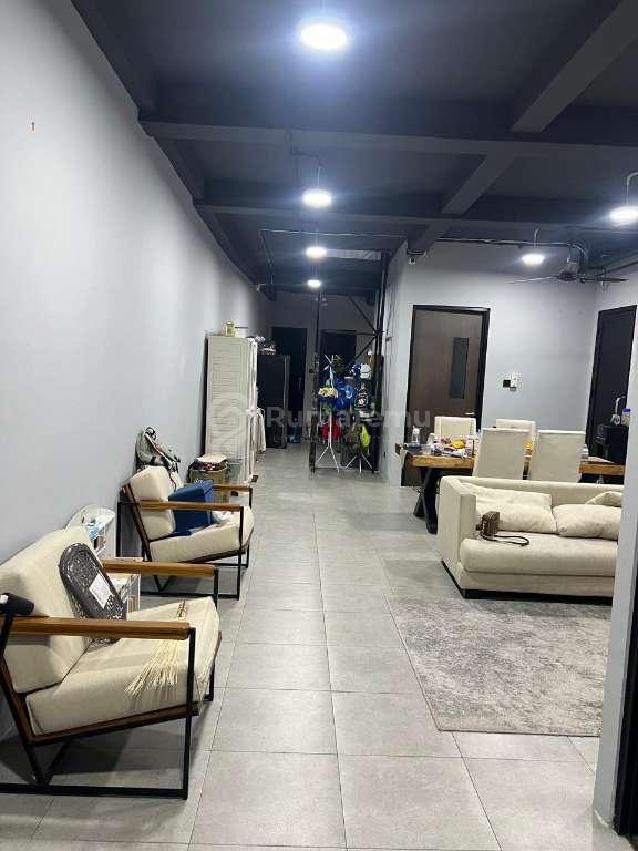Dijual ruko cantik 3 lantai Zona komersil dengan lift barang di Pasar Rebo
