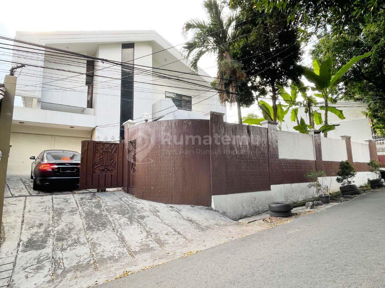 Hunian Lux Dengan Swimming Pool