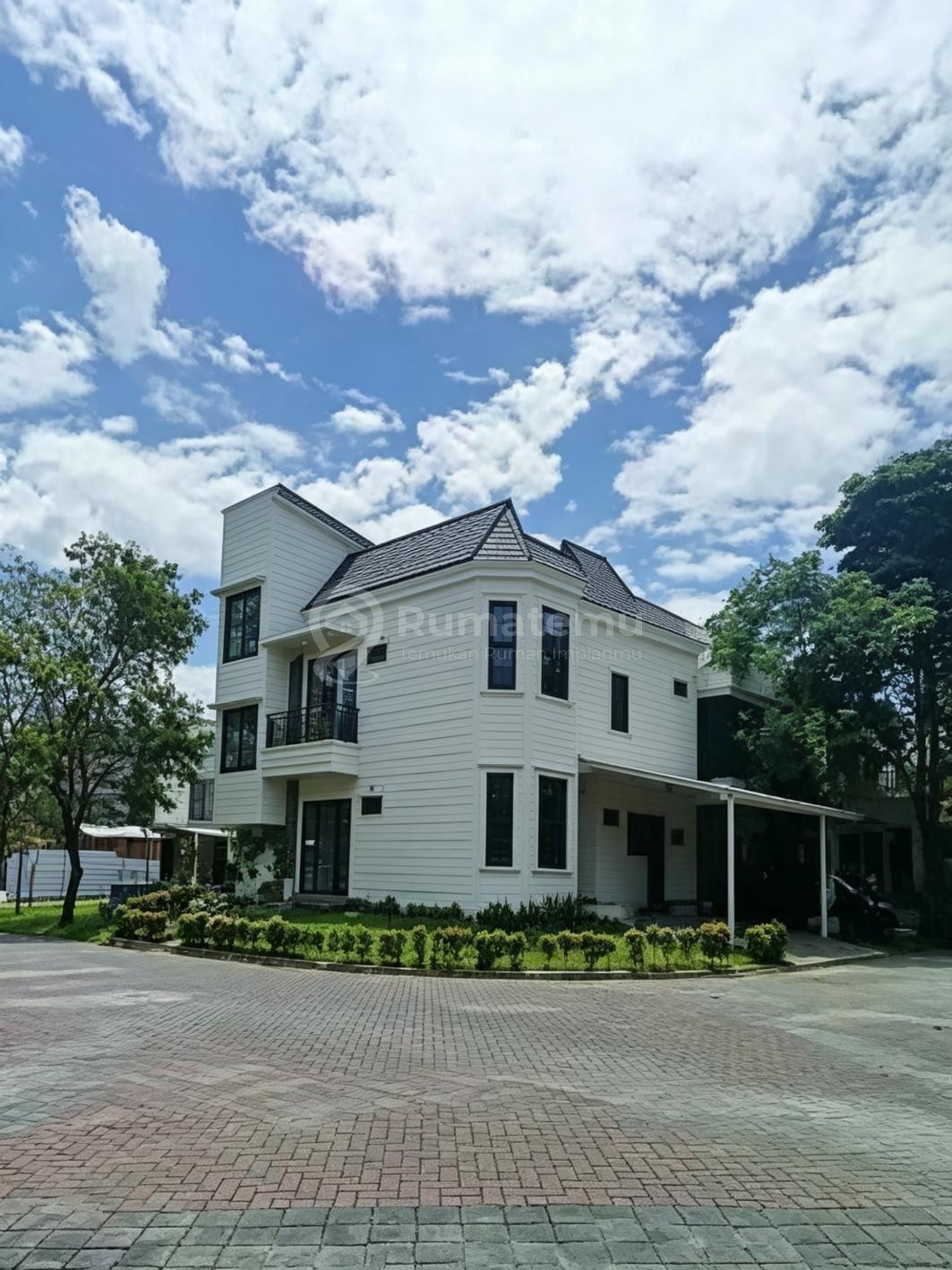 Rumah Baru Cantik Unik 4 Kamar Tidur bisa KPR Selatan Eminent Bsd