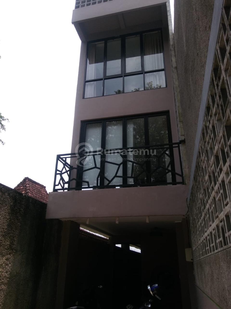 Rumah 3 lantai di cilandak jakarta selatan sudah terenovasi