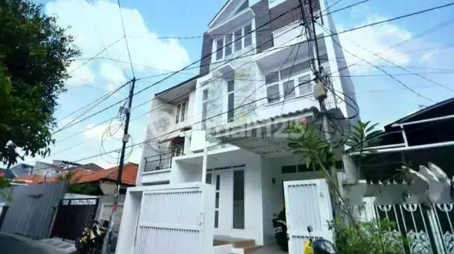 Rumah Tebet. Lokasi Ok, Jalan 2 Mobil