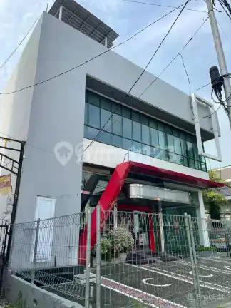 Gedung Eks Showroom Hoek Pinangsia Taman Sari! Ada Lift Mobil & Rooftop Muat 15 Mobil, Jual 25M!