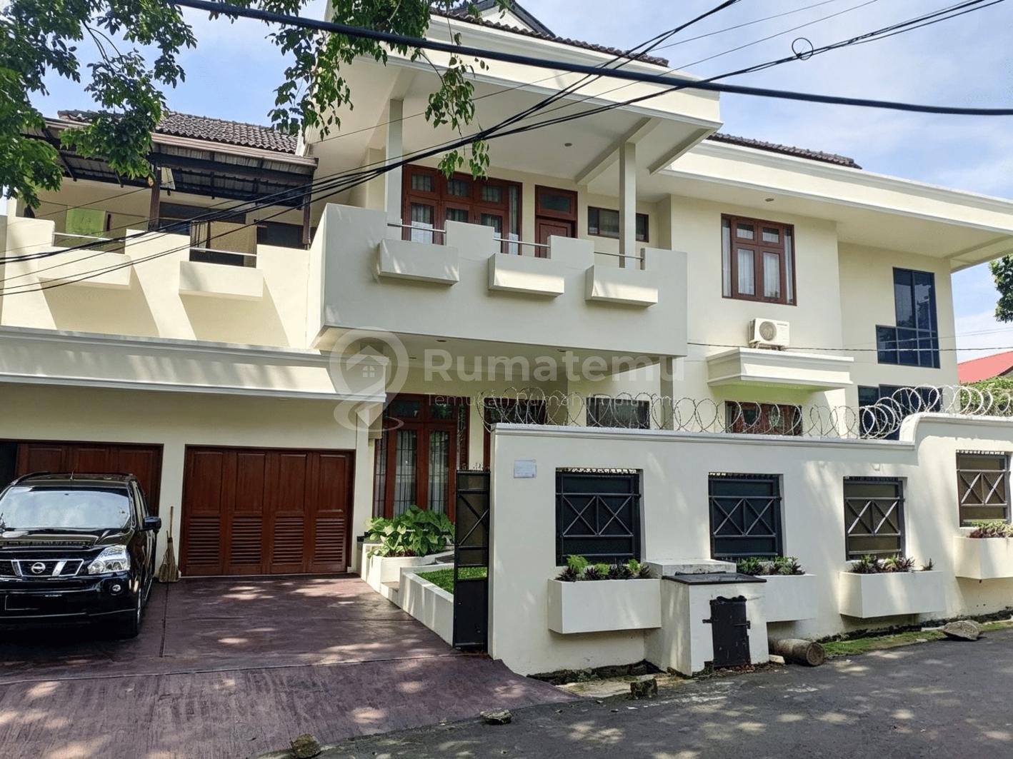 Disewakan rumah Hook Semi furnished komplek mewah Big swim pool di Pejaten Barat