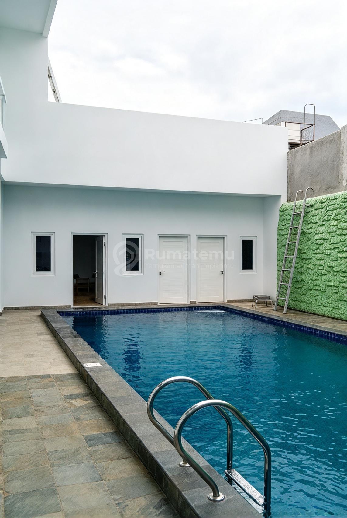 Rumah bangunan baru ada kolam renang bbs banjir di Kemanggisan, Jakbar. 20304