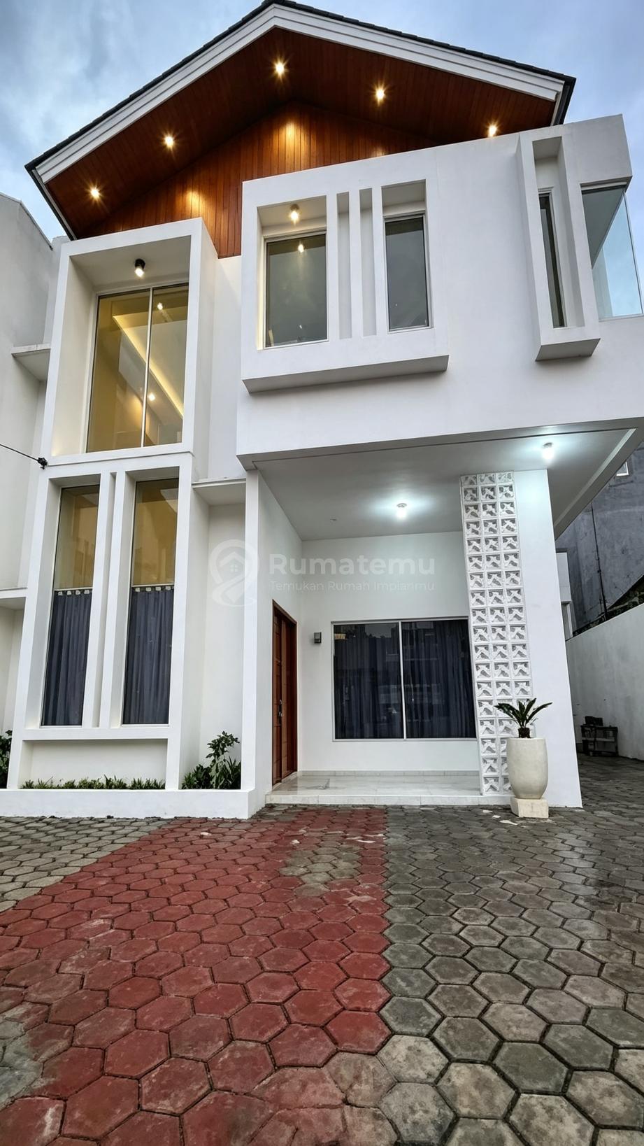 Dijual rumah villa mewah fully furnished 2 lantai + swimming pool di Tanah Baru