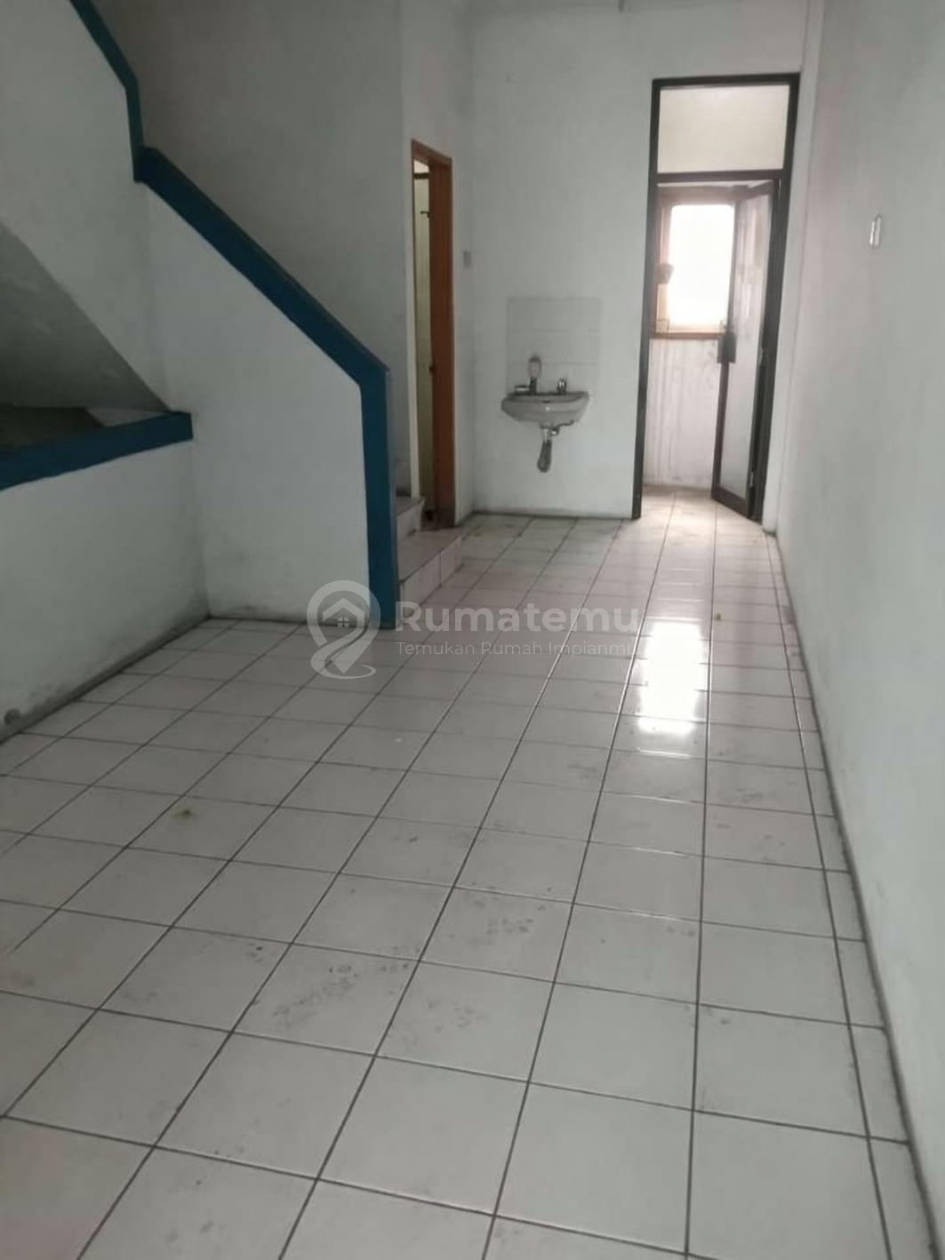 Sewa Ruko 3 lantai lokasi strategis di raya Serpong, Tangerang
