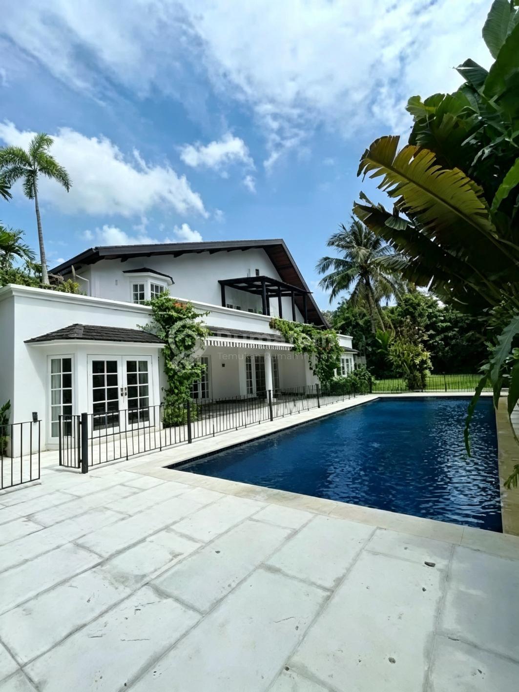 Disewakan Rumah American Style, Kolam Renang dan Asri di Kemang lokasi strategis