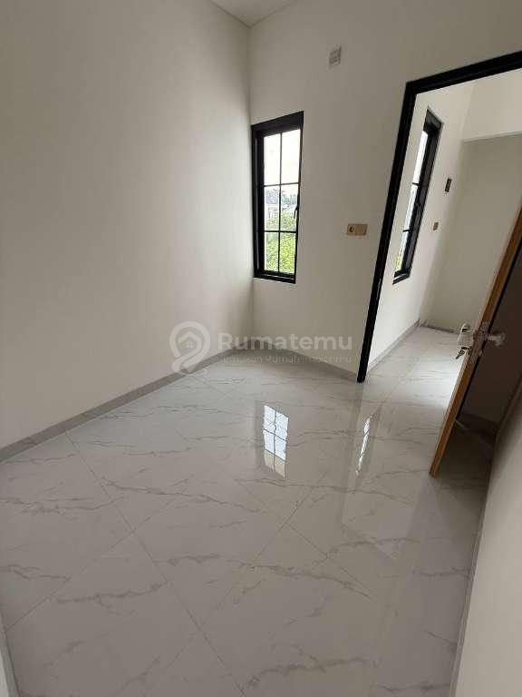 Rumah 2.5 Lantai di Kav.AL GDC Depok