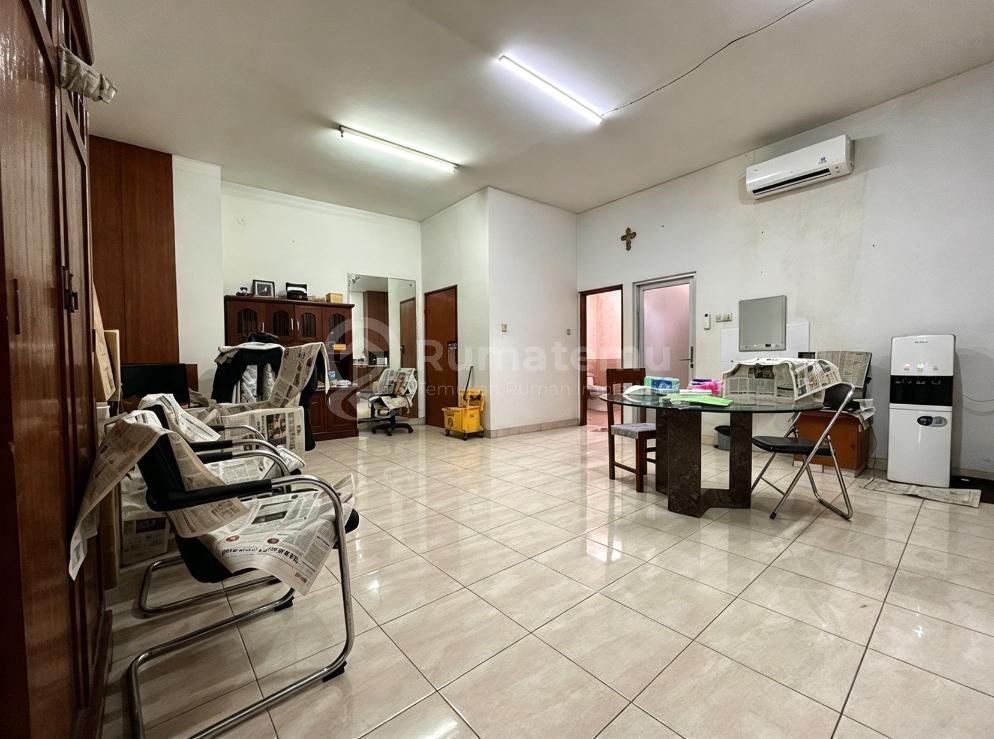 Dijual Rumah Untuk Usaha 2 Lantai Semi Furnished Strategis di Matraman S9355