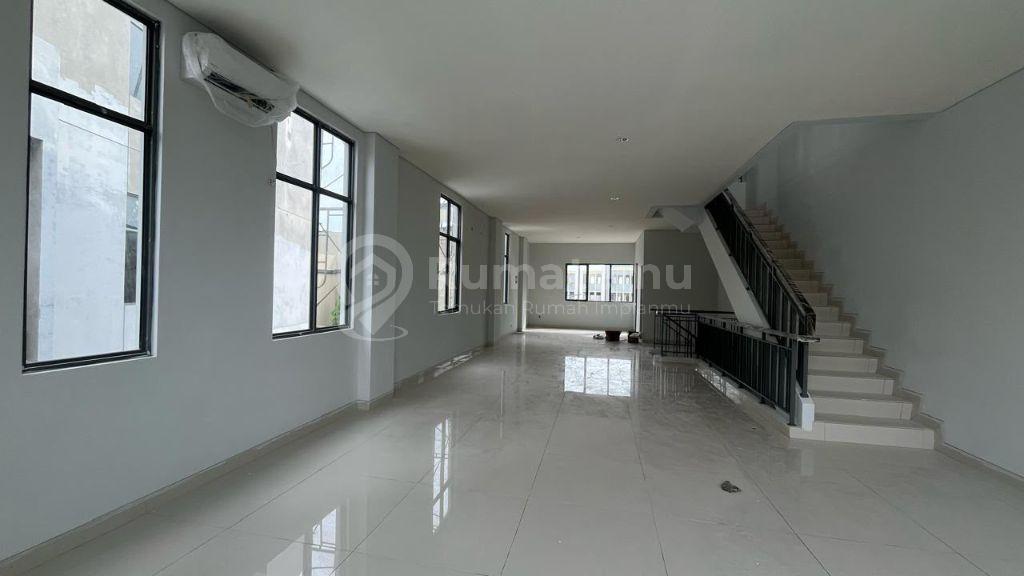 Ruko 3 Lantai , 2 Fasade Ada Lift & Sky Balcony di Hudson Studio Loft Gading Serpong Tangerang