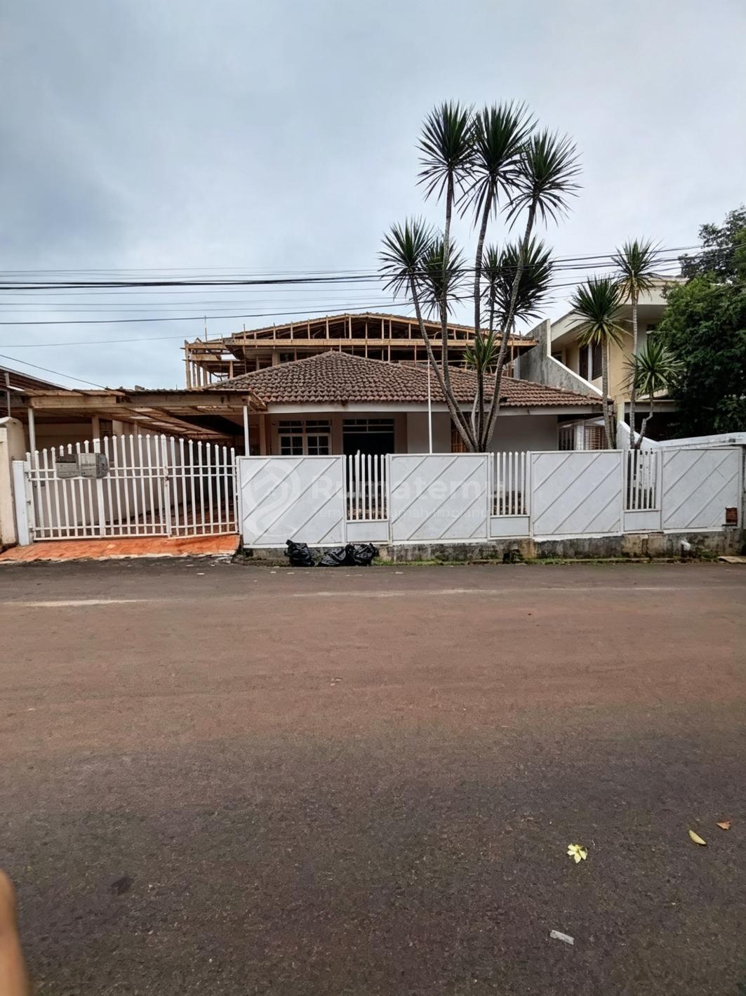 Jual rumah lokasi sangat strategis di Cirendeu, Lebak Bulus, Jakarta Selatan