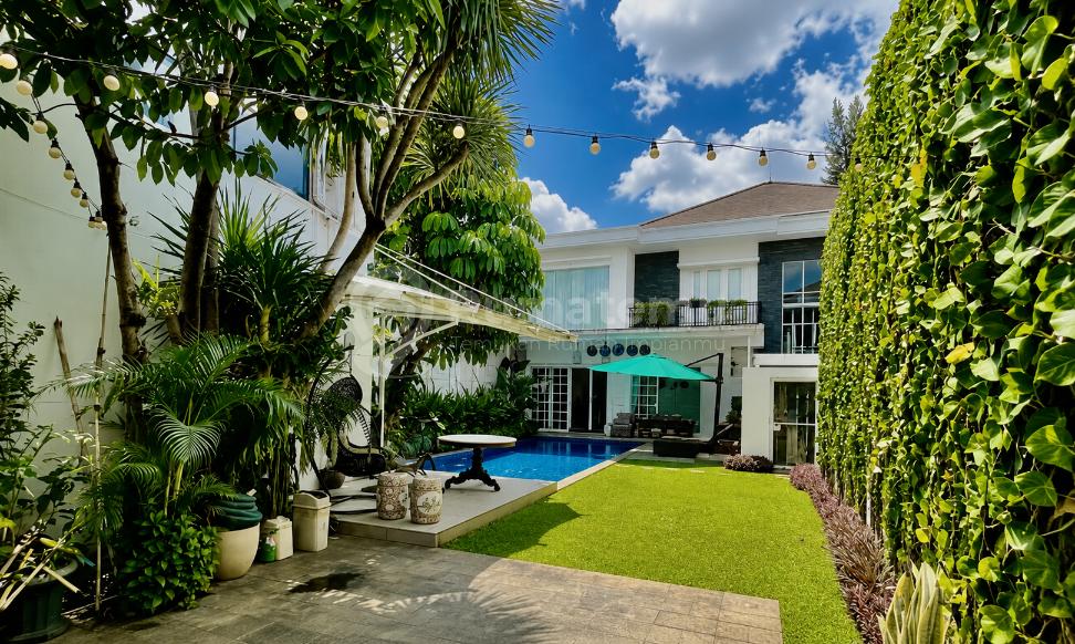 Rumah Cantik Ada Kolam Renang Siap Huni Hadap Barat Jaksel