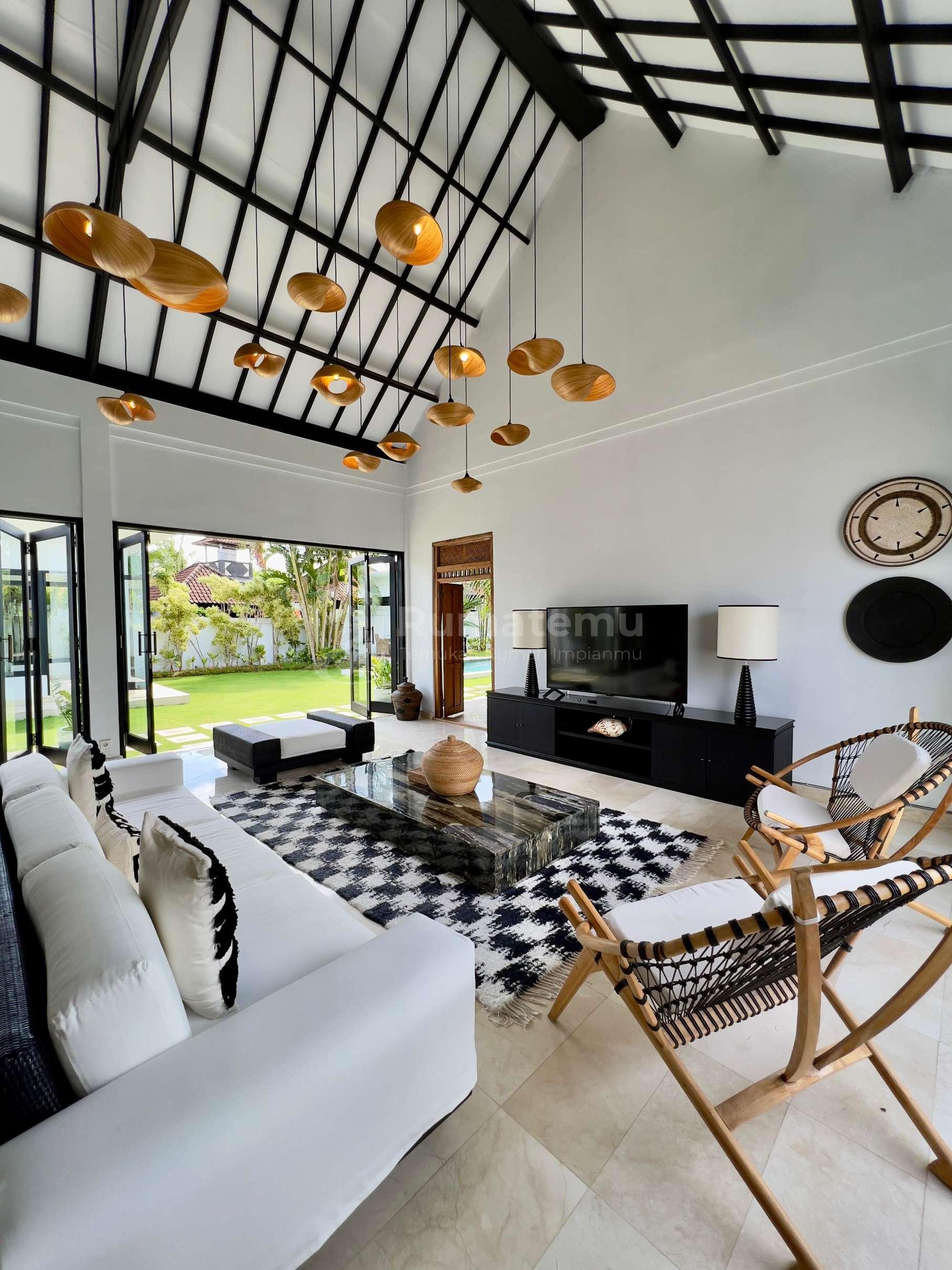  4 BEDROOMS LUXURY TROPICAL STYLE JUST 1,4 Km WALKING DISTANCE TO BATU BOLONG BEACH - CANGGU