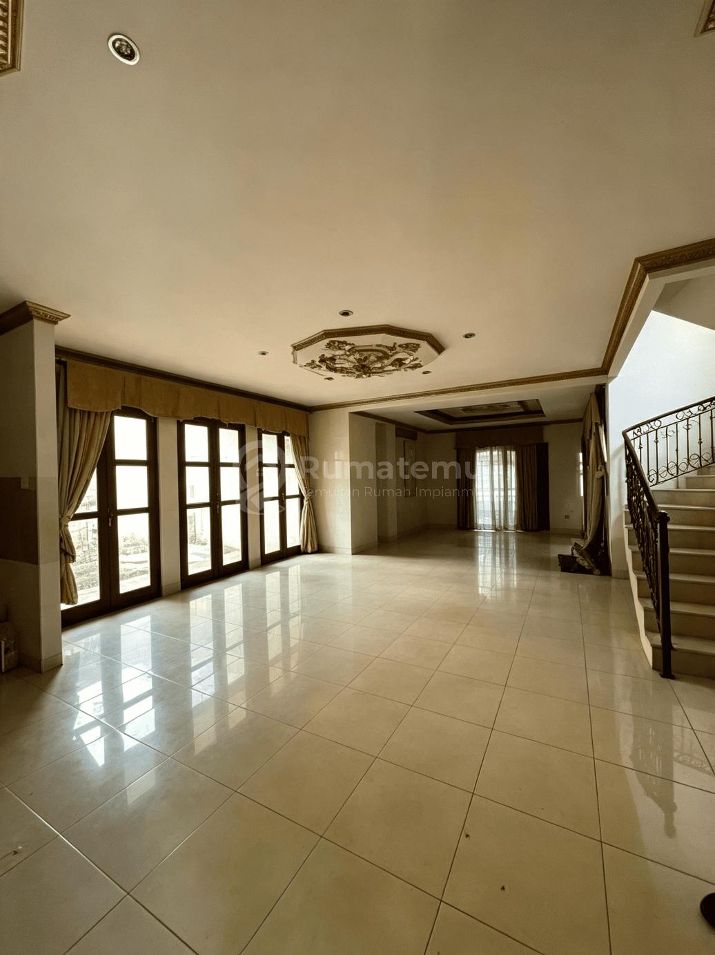Rumah Mewah Posisi Hook dalam Komplek area Dukuh Kramat Jati, 950 meter ke Jalan Raya Bogor,