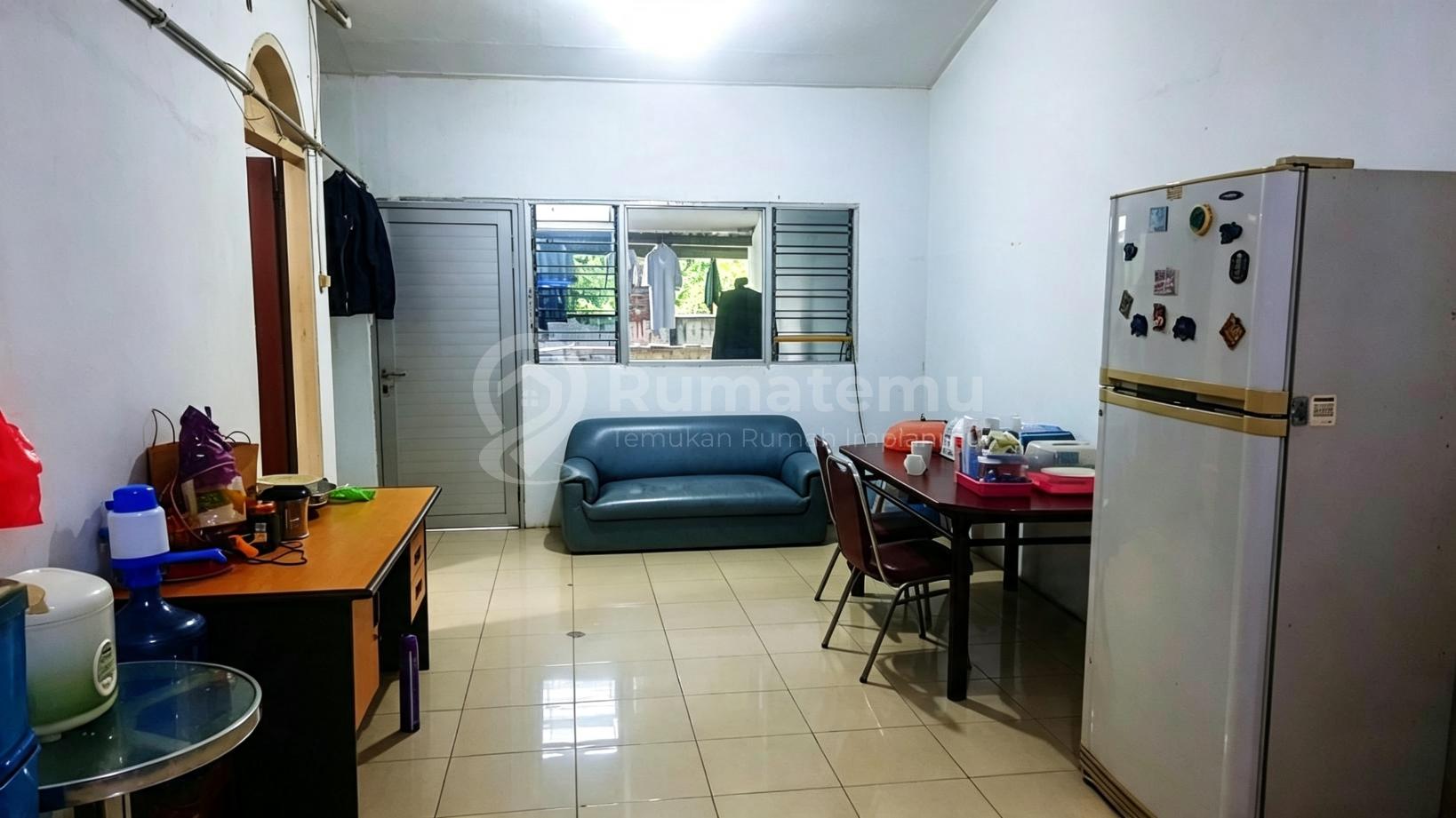 Dijual rumah dan ruang usaha Area komersil di Durensawit, Jakarta Timur