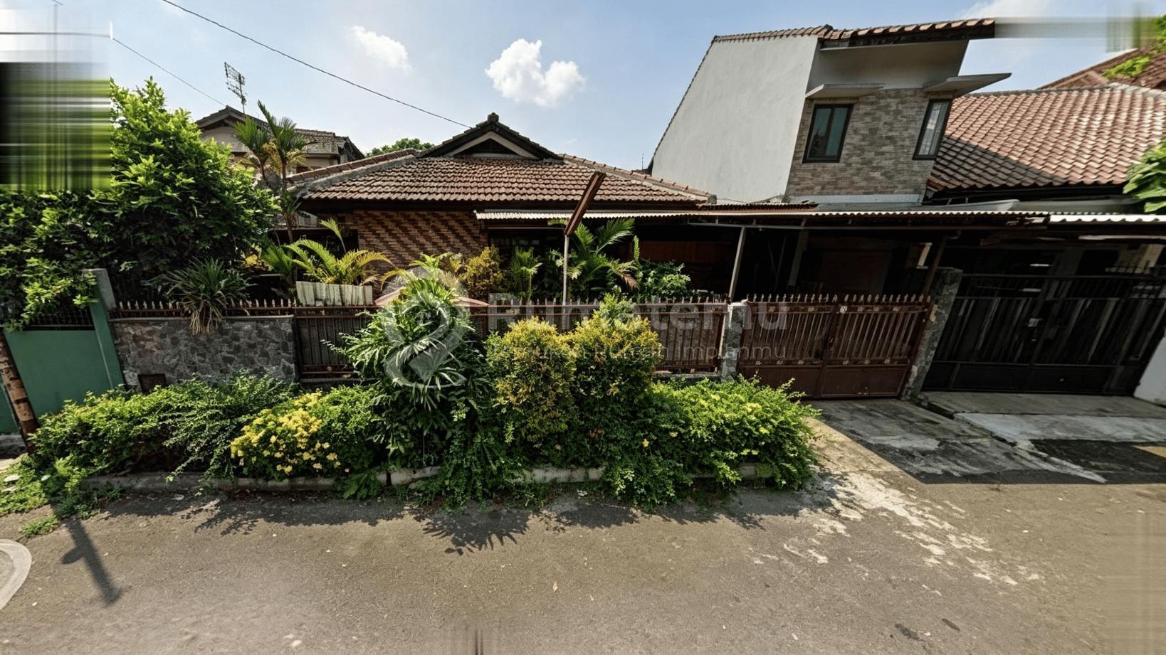 Dijual rumah terdapat Taman depan belakang rumah di Pamulang Permai 1, Pamulang Barat
