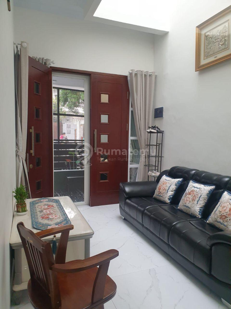 Rumah Besar 3 Lantai + Kost 6 Pintu (Full Terisi) Lokasi Sangat Strategis di Kebon Jeruk Jakarta Barat