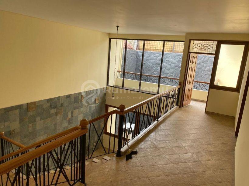 RUMAH DIJUAL 2 LANTAI DI AREA KEBAYORAN BARU