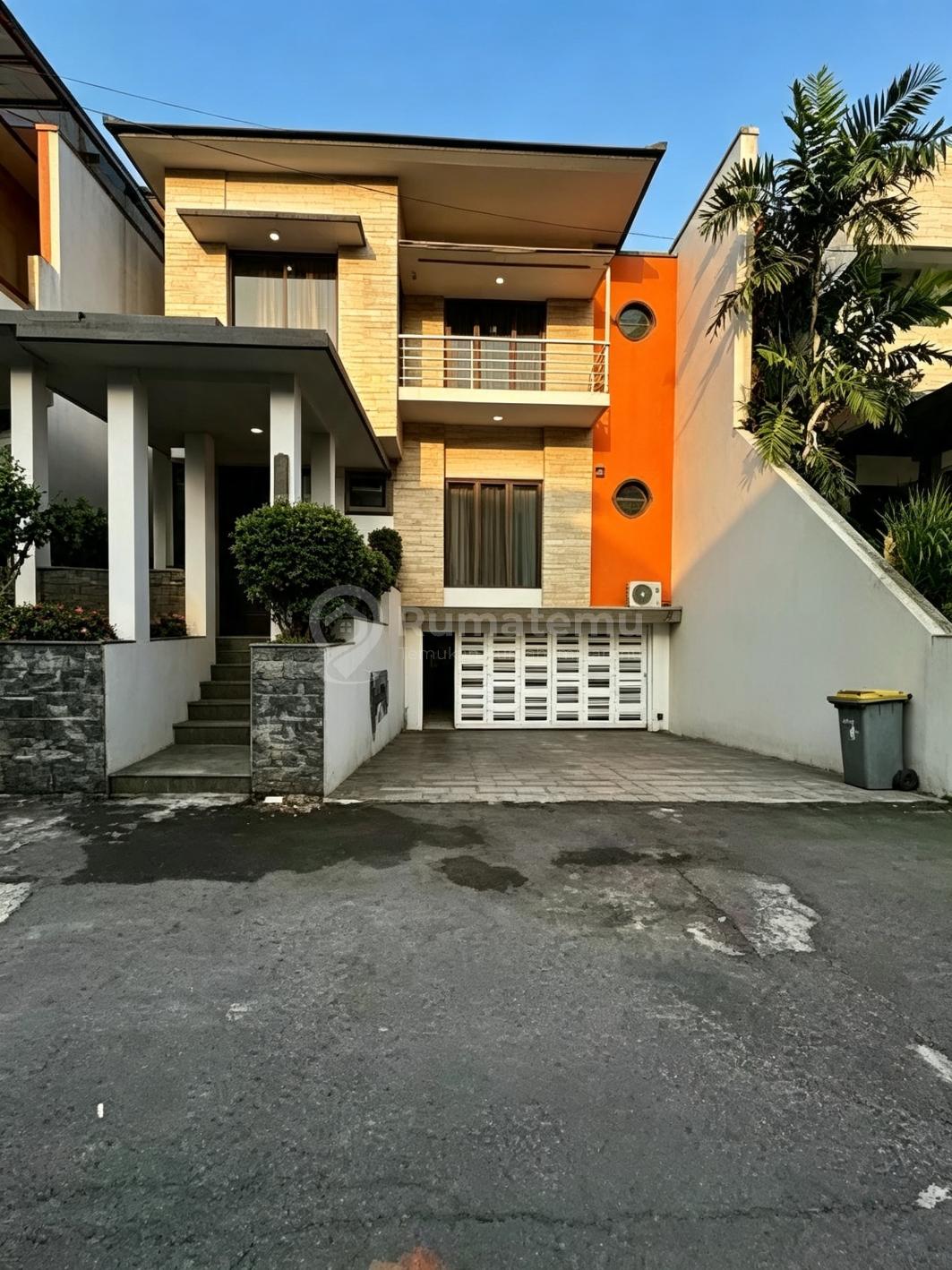 Rumah Bagus Ada Kolam Renang Lokasi Strategis di Lebak Bulus