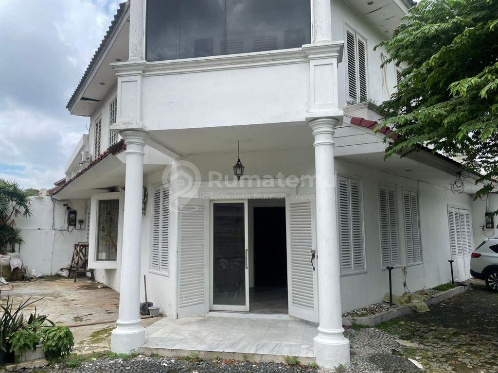 DISEWAKAN Rumah Posisi di Hoek (dapat di peruntukan untuk Rumah Usaha) di Cipete Selatan, kec Cilandak,  Jakarta Selatan, Dekat dengan jalan Arteri dan Kemang Bawah.