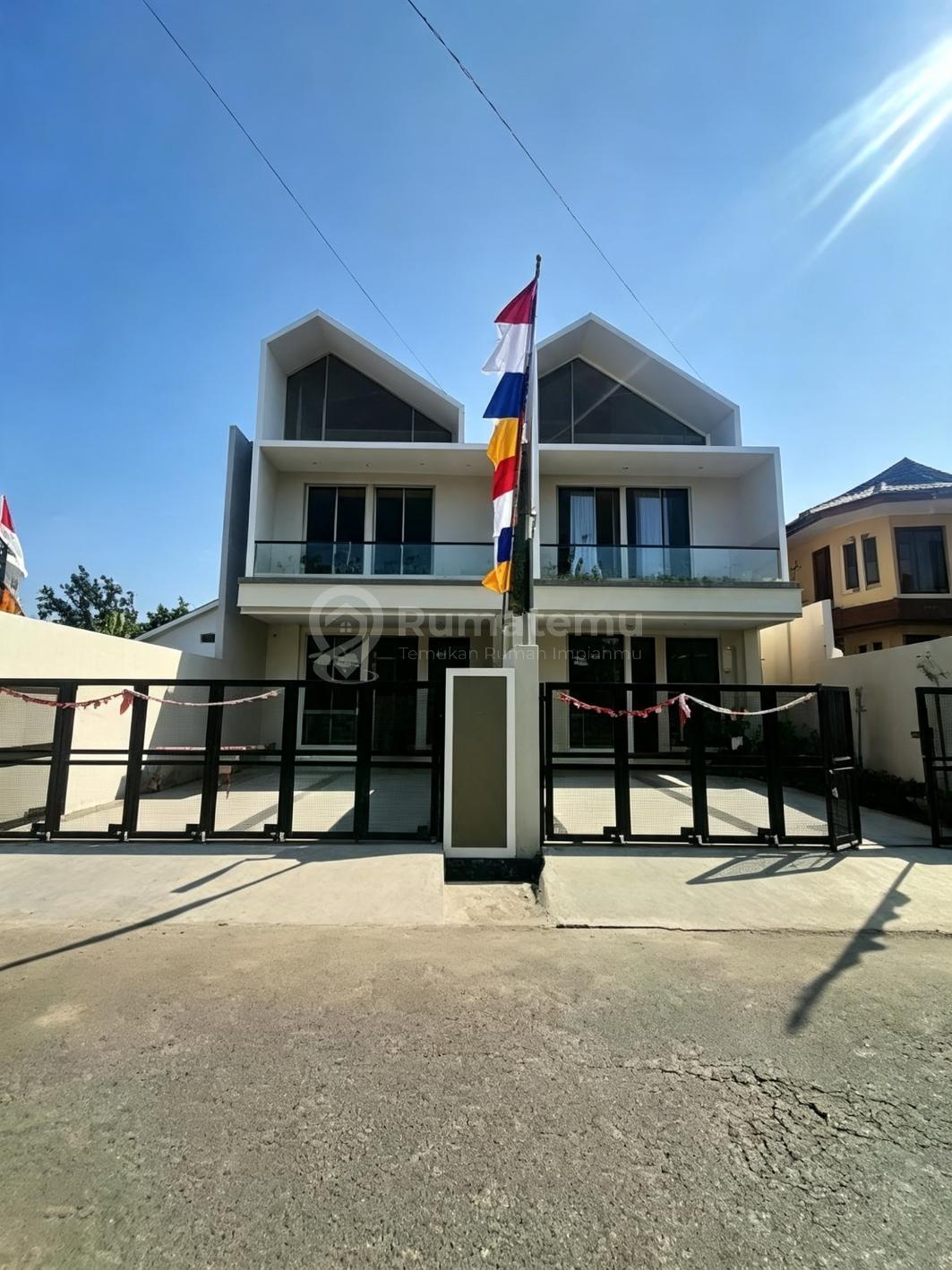 Rumah Baru Dalam Komplek di Jatibening