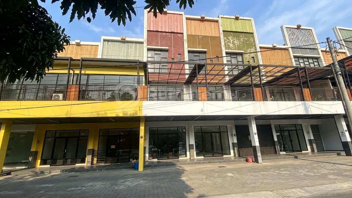 Ruko Jalan Perjuangan Cirebon | Area Perkantoran, Balkon & Parkir, Cocok untuk kantor, usaha jasa, showroom, maupun bisnis lainnya.