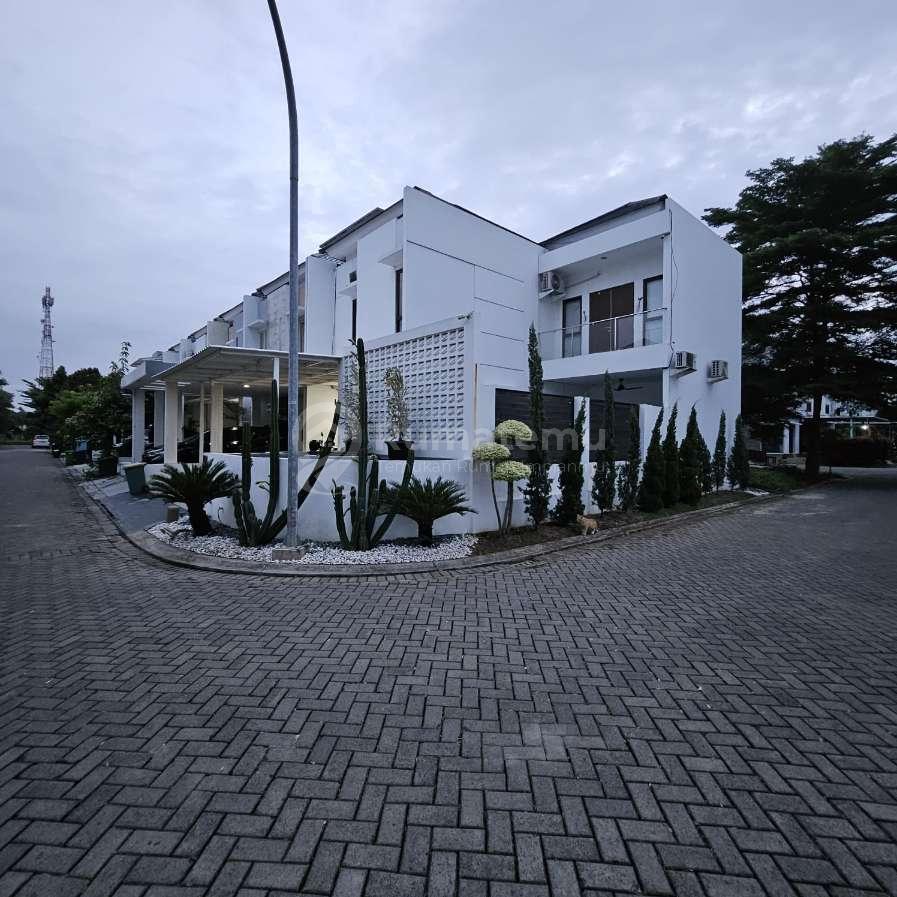 Dijual rumah mewah cluster Semi Furnished ada Swimming Pool di Metland Menteng