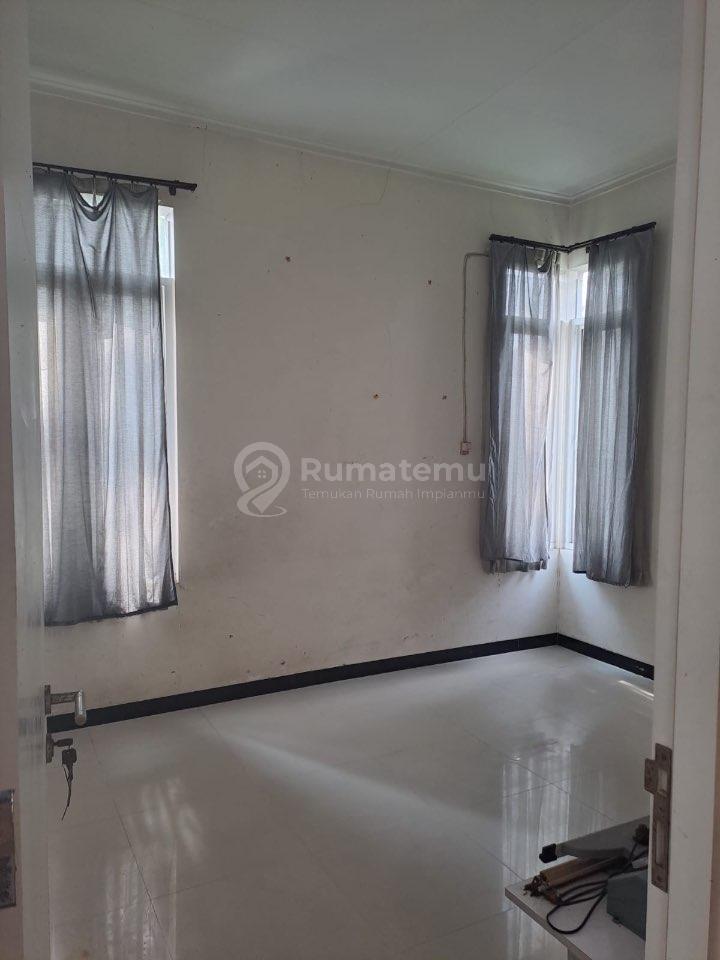 DIJUAL / DISEWAKAN Rumah Hook Strategis di Taman Holis Indah 2 – Bandung