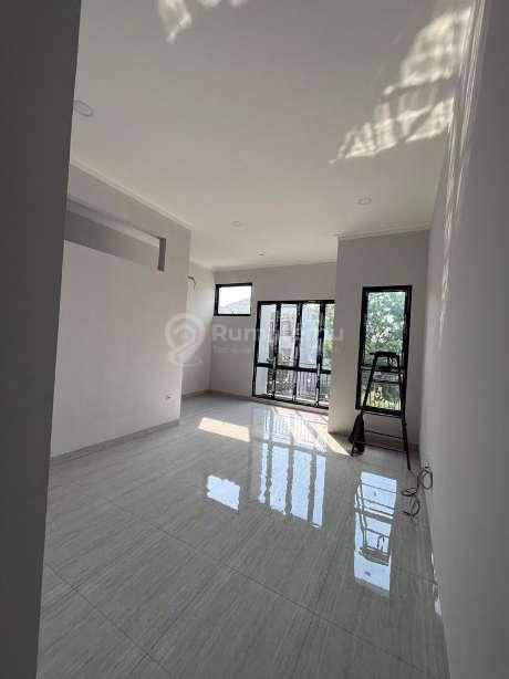 Dijual rumah baru Konstruksi bata merah di area Kavling DKI, Meruya Utara, Kembangan