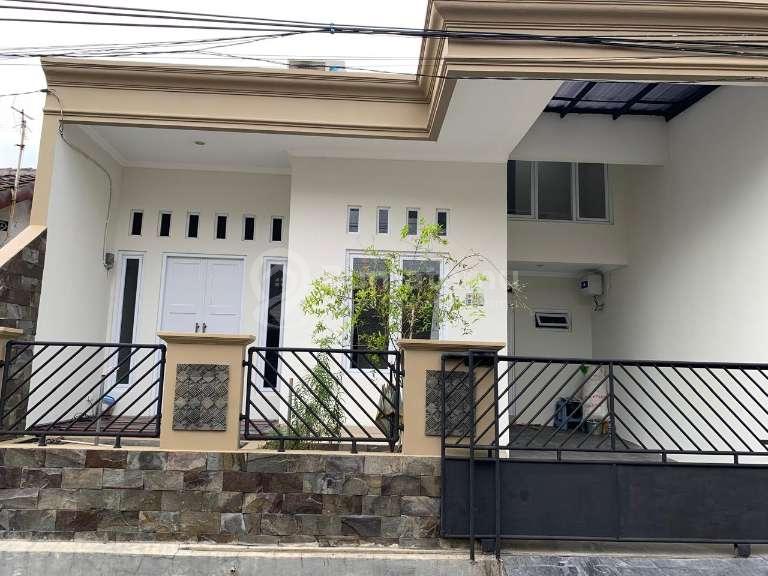 Dijual BU rumah cantik dengan Akses 2 jalan mobil Hadap Selatan komplek di Pisangan, Ciputat Timur