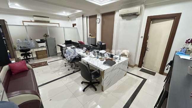 Dijual Cepat Ruko 3 Lantai Tempat Usaha Dipinggir Jalan Raya di Kemang, Siap Pakai,Luxury