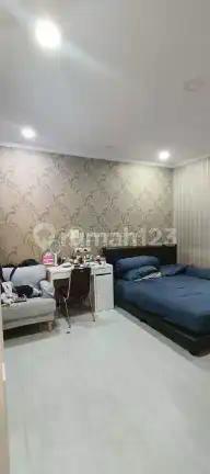 Dijual Rumah Turun Harga dengan AC dan Kitchen Set Jalanan Luas @Taman Surya, Jakarta Barat