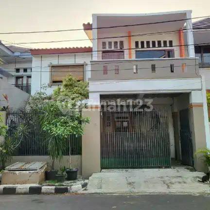 Rumah di Area Komplek Karang Pola, Jalan Depan Rumah Lebar