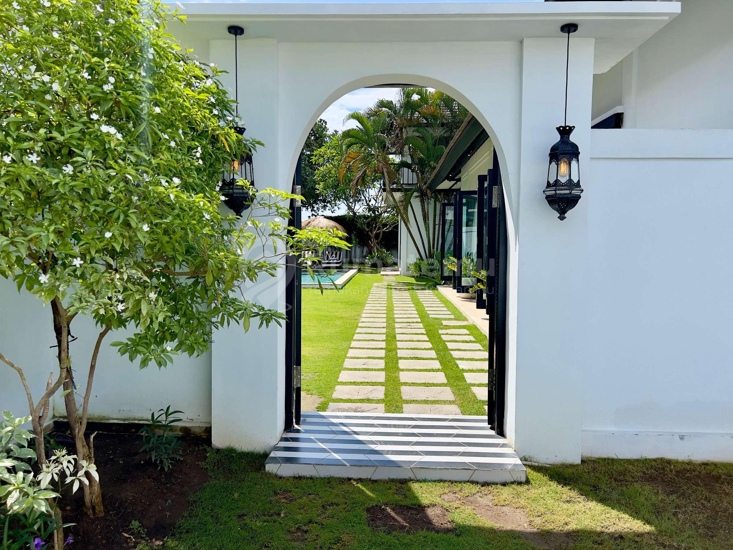  4 BEDROOMS LUXURY TROPICAL STYLE JUST 1,4 Km WALKING DISTANCE TO BATU BOLONG BEACH - CANGGU