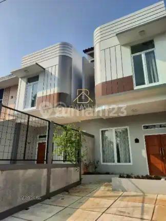 Disewakan 2 Unit Rumah Raffles Hills Cibubur, Depan Taman