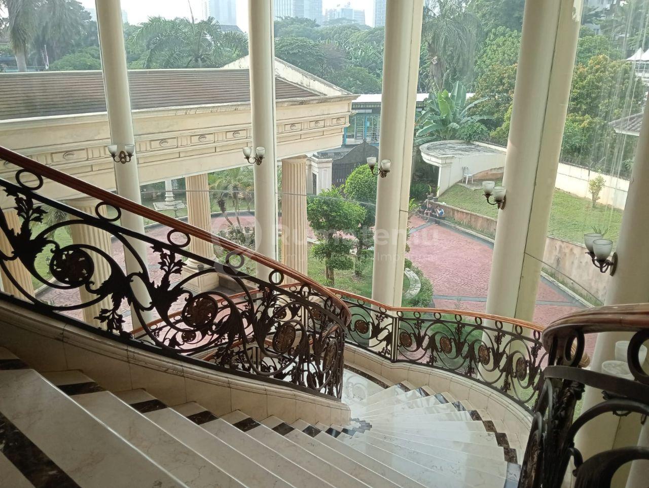 DISEWAKAN RUMAH DI AREA PONDOK INDAH