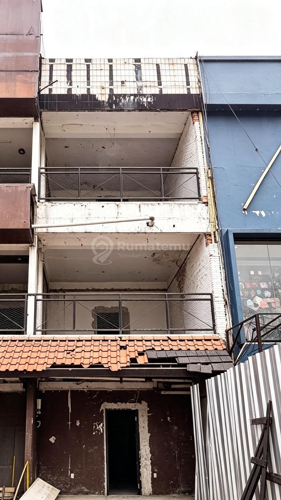 Disewakan ruko cocok untuk kantor, coffee shop dengan kondisi apa adanya lantai Kemang, Bangka, Mampang