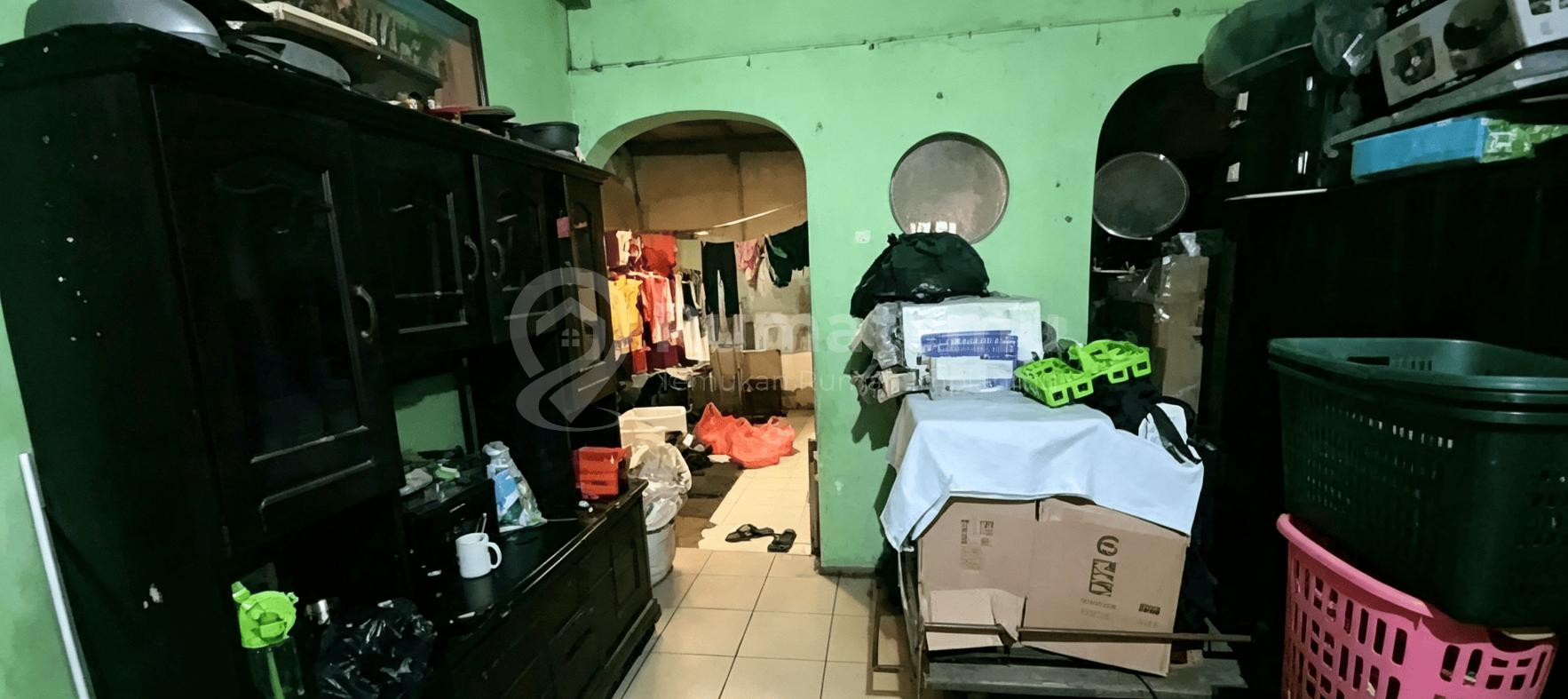Rumah Hitung Tanah Area Cijantung, 250 Meter ke Jalan Raya Utama
